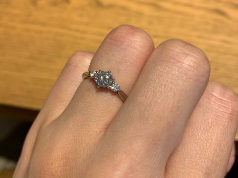 【ENUOVE(イノーヴェ)の口コミ】 どちらの指輪もアンティーク調のデザインが気に入りました。
サイドにある…