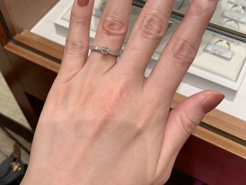 【銀座ダイヤモンドシライシの口コミ】 シンプルなソリティアタイプも王道で良いですが、こちらはリングの部分に…