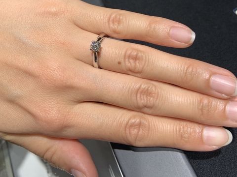 【ヴァン クリーフ＆アーペル(Van Cleef & Arpels)の口コミ】 中心のダイヤモンドに向かって徐々にリングが細くなるようにデザインされ…