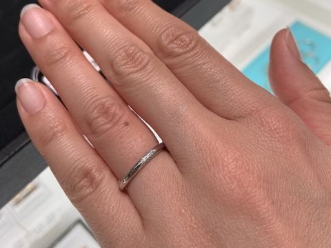 【ティファニー(Tiffany & Co.)の口コミ】 小さなダイヤモンドが3石並んで埋め込まれています。シンプルなデザインで…