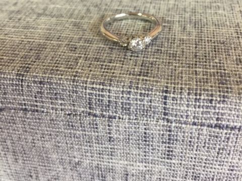 【ROYAL ASSCHER(ロイヤル・アッシャー)の口コミ】 ダイヤが３つ付いているタイプで広がりがあるのでとても大きく見えます。…