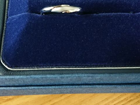 【銀座ダイヤモンドシライシの口コミ】 指輪のデザインはつや消し加工が施されており、シャープな印象です。シン…