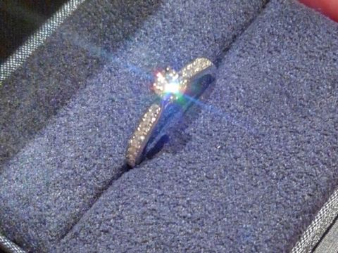 【ラザール ダイヤモンド(LAZARE DIAMOND)の口コミ】 華やかなパヴェバンドが中央手前でスッと上品に絞られており、光を取り入…