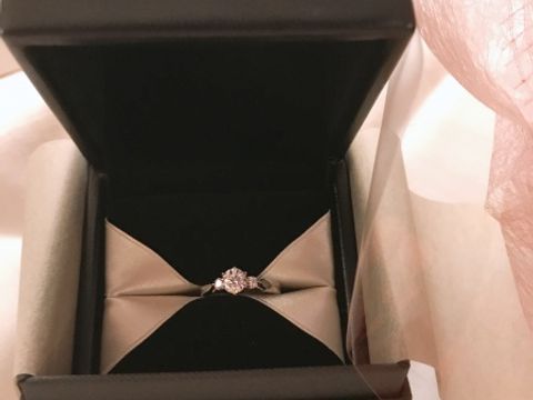 【エクセルコダイヤモンド(EXELCO DIAMOND)の口コミ】 周りの友人は外資ブランドの婚約指輪をつけていたのをみて、外資ブランド…