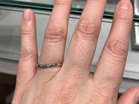 【アイプリモ(I-PRIMO)の口コミ】 ウェーブが印象的で、シンプルだけど可愛いらしさがある指輪です。ゴール…
