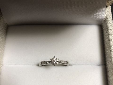 【SONARE(ソナーレ)の口コミ】 婚約指輪と結婚指輪で重ね付けしている写真をみてから、重ね付けできるデ…