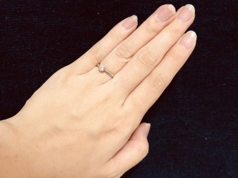 【銀座ダイヤモンドシライシの口コミ】 シンプルなデザインの婚約指輪を探していました。たくさんあるデザインの…