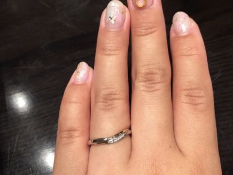 【ケイウノ ブライダル(K.UNO BRIDAL)の口コミ】 指が太く短い為、少しでも手指が綺麗に見えるデザインとして、少し湾曲し…