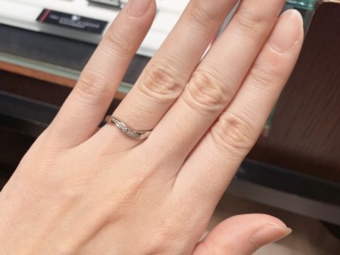 【ラザール ダイヤモンド(LAZARE DIAMOND)の口コミ】 ウェーブラインに一目惚れ！
周りからは長くて細いと言ってもらえる指だけ…