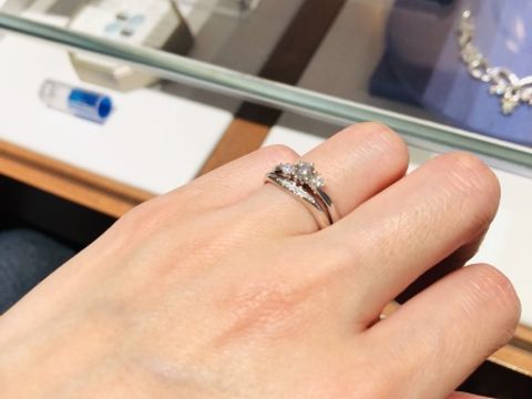 【銀座ダイヤモンドシライシの口コミ】 アシンメトリーで流れるようなデザインが指を綺麗に見せてくれました。横…