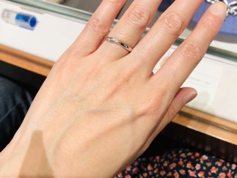 【銀座ダイヤモンドシライシの口コミ】 太くなく、シンプルに使えるものを希望していました。実際に試着させても…