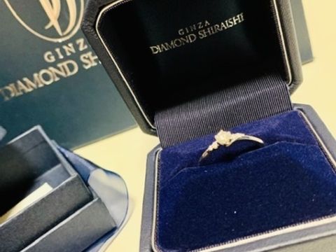 【銀座ダイヤモンドシライシの口コミ】 デザインはネットで見てある程度決めて行きました。
実物を見てデザインも…