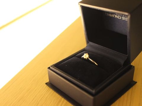 【銀座ダイヤモンドシライシの口コミ】 相手の指のサイズが分からないのでプロポーズリングを購入しました。のち…