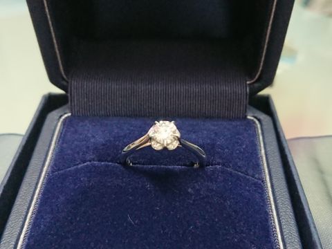 【銀座ダイヤモンドシライシの口コミ】 プロポーズで花束をもらったので、婚約指輪も花束ブーケの形にしました！…