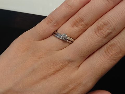 【AMOUR AMULET(アムール・アミュレット)の口コミ】 婚約指輪のダイヤの石が鮮やかでありかつ上品なデザインです。セットリン…