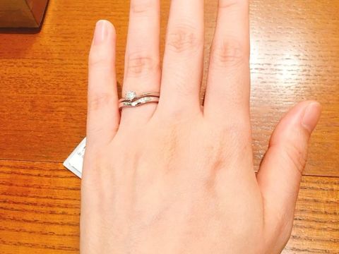 【TRECENTI(トレセンテ)の口コミ】 2つ重ねてつけることのできるリングです。
華奢なデザインがとても素敵で…