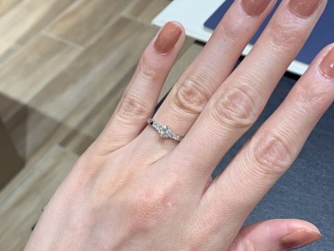 【ROYAL ASSCHER(ロイヤル・アッシャー)の口コミ】 メレダイヤが4つ付いているので非常に華やか。
リングが直線的なので、ス…