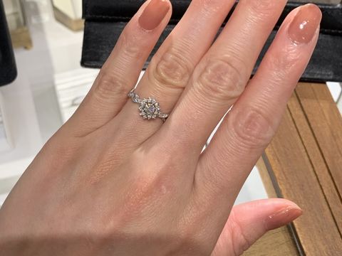 【AbHeri(アベリ)の口コミ】 どのデザインもアンティーク調で繊細で、特に1枚めの指輪は一目惚れでした…