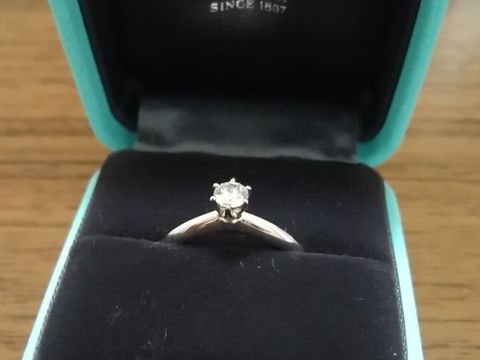 【ティファニー(Tiffany & Co.)の口コミ】 130年以上変わらないデザインというところで決めました。
ダイアモンドの…