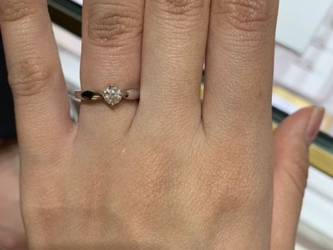 【ブルガリ(BVLGARI)の口コミ】 王道の真ん中に1粒ダイヤがついているデザインですが、ダイヤ横のアームが…