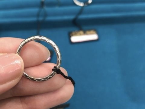 【Lili Bridal(リリーブライダル)の口コミ】 彼女が気に入っていた指輪で、可愛いデザインが特に気に入ったポイントだ…