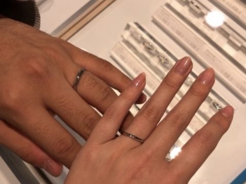 【CAFERING(カフェリング)の口コミ】 彼女のリクエストとして、結婚指輪はザ•結婚指輪といった感じのシン…