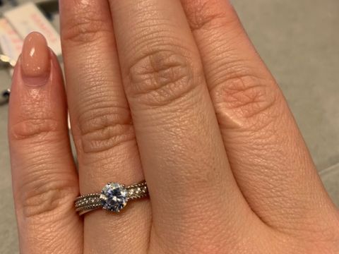 【WATANABE / 卸商社直営　渡辺の口コミ】 指輪のデザインはたくさんあります。トレーを渡されて、店舗内で自分で好…