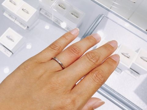 【4℃ BRIDAL(ヨンドシーブライダル)の口コミ】 王道のデザインで、飽きがこないシンプルな感じでした。真ん中のダイヤモ…