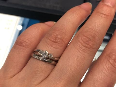 【ROYAL ASSCHER(ロイヤル・アッシャー)の口コミ】 プラチナ、ストレートタイプです。斜めにメレダイヤが入っておりますが、…