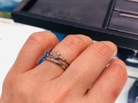 【ROYAL ASSCHER(ロイヤル・アッシャー)の口コミ】 こちらのエンゲージは新作とのこと。両サイドのメレダイヤが少しずつ小さ…