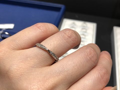 【銀座ダイヤモンドシライシの口コミ】 リボンのようなデザインが可愛かったです。メレダイヤが視野いっぱいに入…