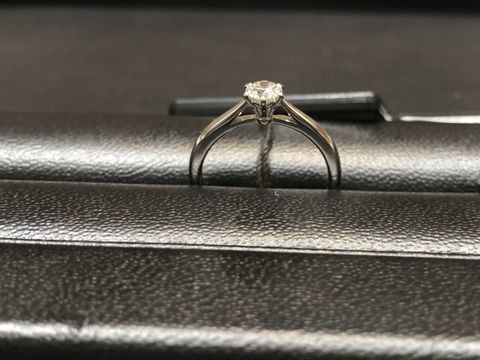 【ラザール ダイヤモンド(LAZARE DIAMOND)の口コミ】 一粒ダイヤのソリティアは、まわりからたくさんの光が取り込める設計にな…