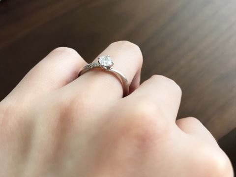【俄(にわか)の口コミ】 ダイヤモンドに一目惚れして石は決まりました。リングはシンプルでありな…
