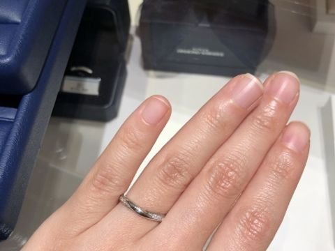 【銀座ダイヤモンドシライシの口コミ】 なだらかなv字のデザインで指が細く綺麗に見えます。
サイドのダイヤモン…