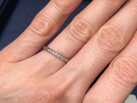 【銀座ダイヤモンドシライシの口コミ】 ダイヤモンドが5粒埋め込まれているシンプルなデザインです。
中が丸みを…