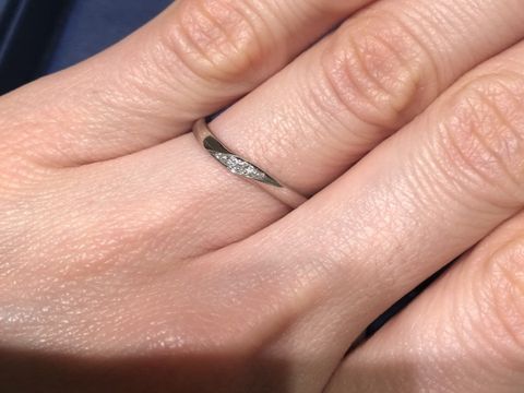 【銀座ダイヤモンドシライシの口コミ】 【amulet4】というデザインのリングです。
ウェーブ状やダイヤ4粒が入って…