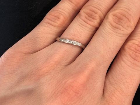 【モニッケンダム(MONNICKENDAM)の口コミ】 なだらかなS字でダイヤモンドが7粒入っています。
モニッケンダムのダイヤ…