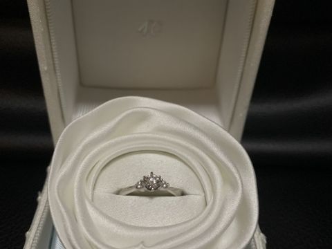 【4℃ BRIDAL(ヨンドシーブライダル)の口コミ】 私は指が細く関節が大きいので、リングは細くてウェーブしているものが合…