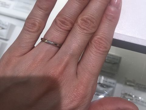 【Ponte Vecchio(ポンテヴェキオ)の口コミ】 この指輪は百貨店限定モデルだと伺いました。
少しウェーブしているので、…
