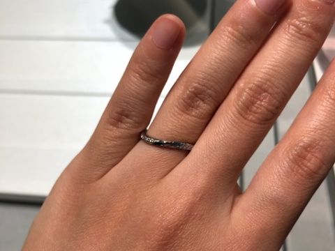 【アイプリモ(I-PRIMO)の口コミ】 ウェーブがかかっているデザインが素敵でした。サイドにダイヤモンドがさ…