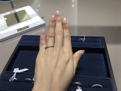 【4℃ BRIDAL(ヨンドシーブライダル)の口コミ】 ハーフエタニティリングを探していました。職場でもつけたいのでギラギラ…