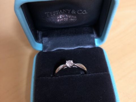 【ティファニー(Tiffany & Co.)の口コミ】 大きめのダイヤが一つ中心に輝いていて、リング部分は丸みがあり、とても…