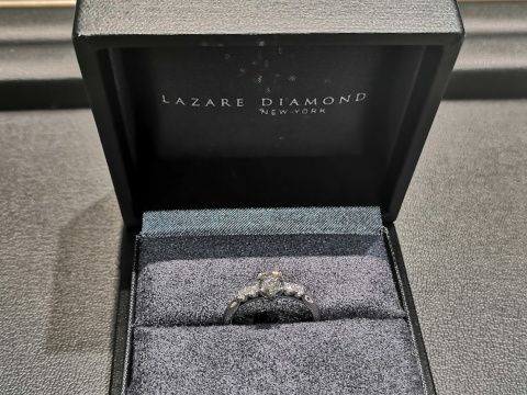 【ラザール ダイヤモンド(LAZARE DIAMOND)の口コミ】 ダイヤの色鮮やかな輝きが際立つように横からも光が入り、メインのダイヤ…