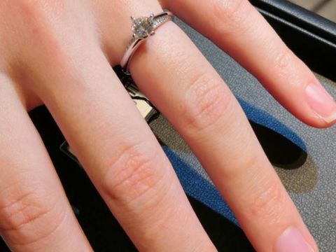 【エクセルコダイヤモンド(EXELCO DIAMOND)の口コミ】 メインのダイヤの横の部分がねじれながらリングを構成しており、その部分…