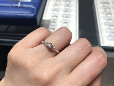 【銀座ダイヤモンドシライシの口コミ】 こちらの婚約指輪は、センターダイヤの両サイドに２つずつ大きめのメレダ…