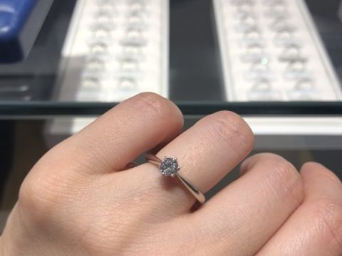 【銀座ダイヤモンドシライシの口コミ】 一粒ダイヤモンドが中央の高い位置に留めてあります。ダイヤモンドの存在…