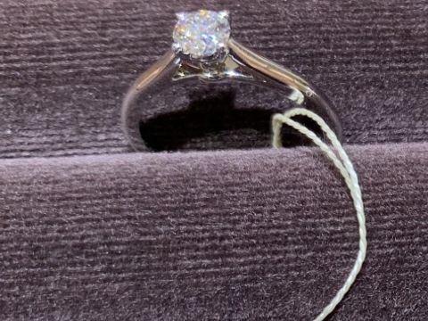 【カルティエ(Cartier)の口コミ】 爪が高すぎずに、指に馴染んでとても美しかったです。
横から見た感じも上…