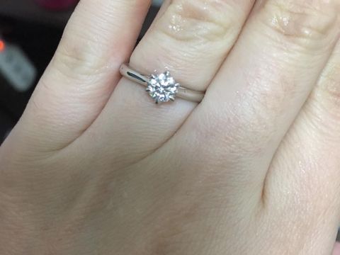 【銀座ダイヤモンドシライシの口コミ】 最初からデザインを決めていた一粒のダイヤモンドのリングだったこと。シ…