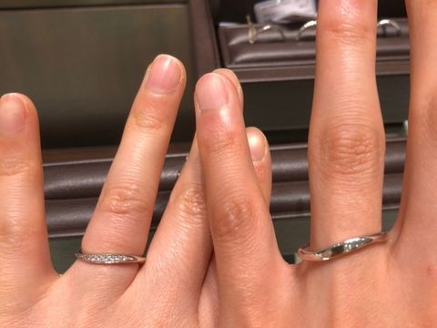 【TAKEUCHI(宝石・時計のタケウチ)の口コミ】 流れるようなダイヤモンドがとても綺麗です。ウェーブの効果で女性は指が…