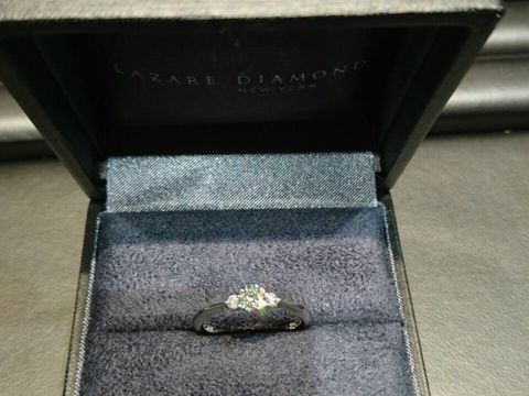 【ラザール ダイヤモンド(LAZARE DIAMOND)の口コミ】 リングが細くて華奢なところと、メレダイヤが両横に付いているデザインが…